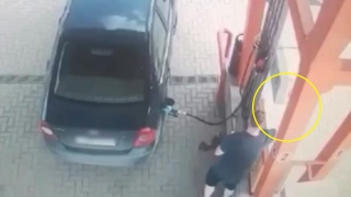 Саратовец нашел на заправке чужой кошелек c 26,5 тыс. рублей. Видео