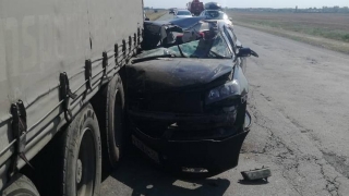 Саратовец на "Джили" врезался в стоящую фуру. Пострадали двое