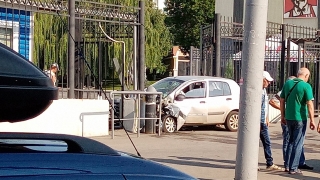 "Хендай" с 20-летним водителем отлетел в ворота "Локомотива"