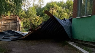 Ураган снес крыши школы и детского сада в саратовском селе