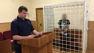 Саратовец пытался изнасиловать знакомую, избивал ее посудой и угрожал ножом