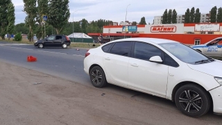 Водитель "Форда" решила развернуться и устроила ДТП. Пострадали двое детей
