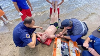 На новом пляже спасатели помогли мужчине выбраться из воды