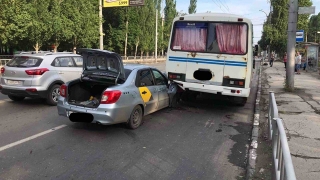 На проспекте 50 лет Октября не разъехались такси и автобус. Пассажир в больнице