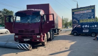 В Энгельсе пожилой водитель "КамАЗа" снес столб и умер