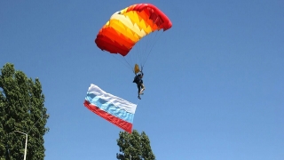 Парашютисты отмечают свой праздник