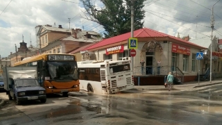 Проклятое место. В центре Саратова вновь провалился автобус