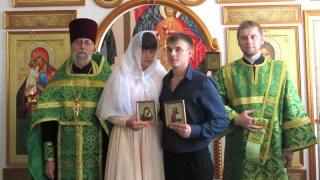 Заключенный саратовской колонии обвенчался с супругой после двух лет брака