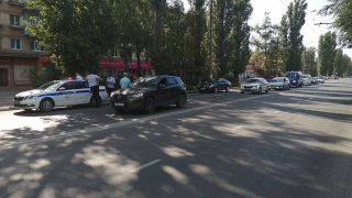 Маленькая девочка перебегала дорогу и попала под колеса "Мазды"