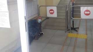 Пандемия. В саратовском отделении ПФР пенсионер лег на пол в ожидании приема