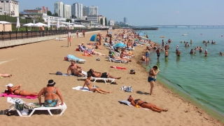 "Нет, не слышали!". Саратовцы с детьми не знают об опасности купания на новом пляже
