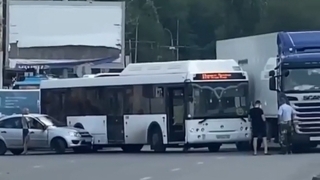 ДТП с фурой и автобусом блокировало движение на Вольском тракте