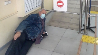 Пенсионер лег на пол в ПФР. Прокуроры выезжали на место и нашли нарушения