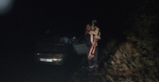 Спасатели эвакуировали трех детей и водителя застрявшей в поле легковушки