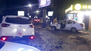 В центре Саратова "Гранта" врезалась в "Мазду". Есть пострадавший