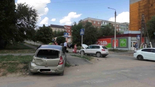 Две автоледи не поделили перекресток в Вольске. Пострадал случайный прохожий