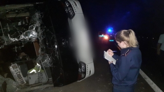На трассе под Саратовом перевернулся рейсовый автобус. Пострадали 13 человек