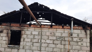 Ночью пожарные тушили двухквартирный кирпичный дом