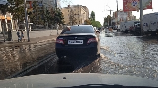 Очевидец: "Улица Чернышевского продолжает плыть"