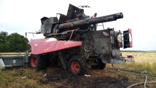 В поле под Саратовом горел комбайн