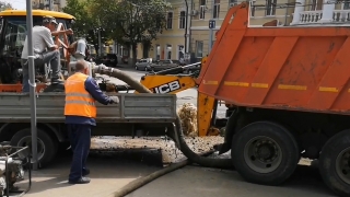 В центре Саратова из-под асфальта забил "коммунальный фонтан"