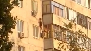 Жительница Саратова из-за ссоры с мужем полчаса стояла на кондиционере
