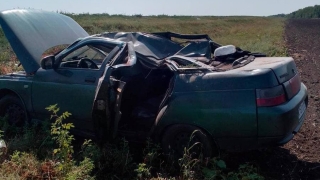 Водитель опрокинул "десятку" в кювет. Погиб пассажир