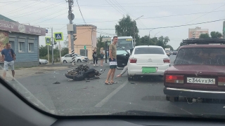 В Энгельсе иномарка врезалась в мотоцикл. Есть пострадавшие