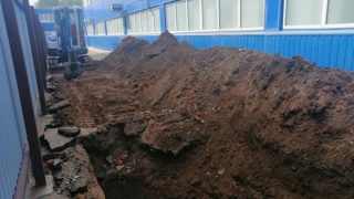В Энгельсе рабочего завалило землей в траншее – он погиб