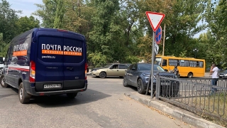 Land Rover снес дорожный знак после "встречи" с микроавтобусом "Почты России"