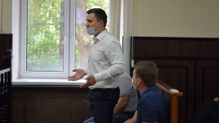 Снятие Бондаренко с выборов. К зданию суда пришла "группа поддержки" коммуниста