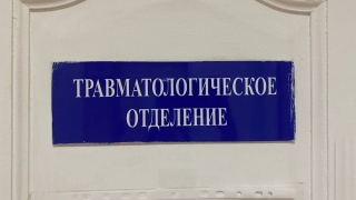ЧП в травмпункте. Саратовец сорвал с груди врача бейдж и бил его по голове