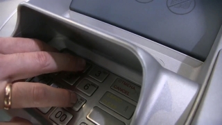 Девушка отправила мошенникам через банкомат в ТЦ 250 тысяч рублей