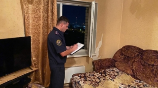 Прокуратура: упавшая с десятого этажа девочка была под присмотром бабушки
