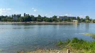 Женщина с 4-летним сыном на матрасе заплыла за буйки. Ребенок утонул, на мать завели дело