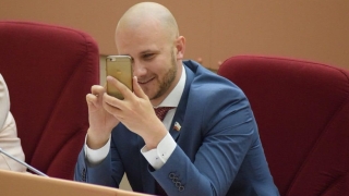 День города. Областной депутат обвинил чиновников в издевательствах над бюджетниками