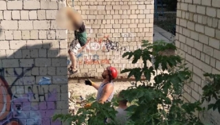 В Саратове забравшегося на гараж мальчика пришлось снимать спасателям