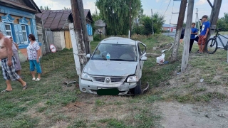 "Рено" снес дорожный знак и врезался в столб. Двое в больнице