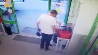 Пенсионер забыл кошелек в супермаркете – его подобрали. Возбуждено дело