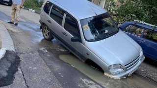 Возле "Пентагона" автомобиль инвалида попался в коммунальную ловушку
