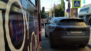 Водитель Range Rover заблокировал трамвайное движение в центре Саратова