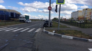 В Солнечном-2 "Приора" врезалась в столб. Двое в больнице