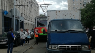 В центре Саратова встали трамваи из-за брошенной "Газели"