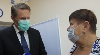 Михаил Мурашко взял интервью у пенсионерки в саратовской поликлинике
