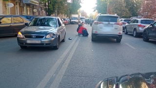 На Советской молодой саратовец попал под колеса "Приоры"