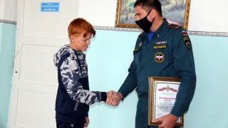 "Забивали огонь куртками". МЧС наградило смелых вольских школьников
