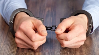 Парень вынес из магазина восемь ножей и продал неизвестному