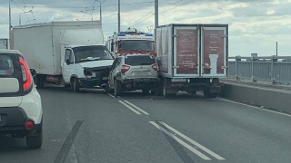 Тройное ДТП заблокировало движение на мосту Саратов-Энгельс