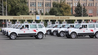 На Театральной площади врачам вручили новые санитарные автомобили