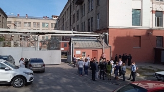 При большом скоплении полиции в Саратове начался развоз бюллетеней